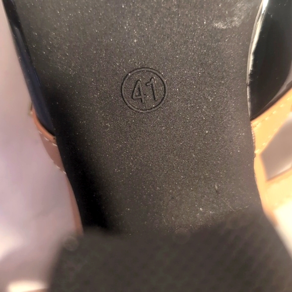 Two-Tone Black and Beige Heels with T-Strap Design Size 41 - Picture 7 of 11